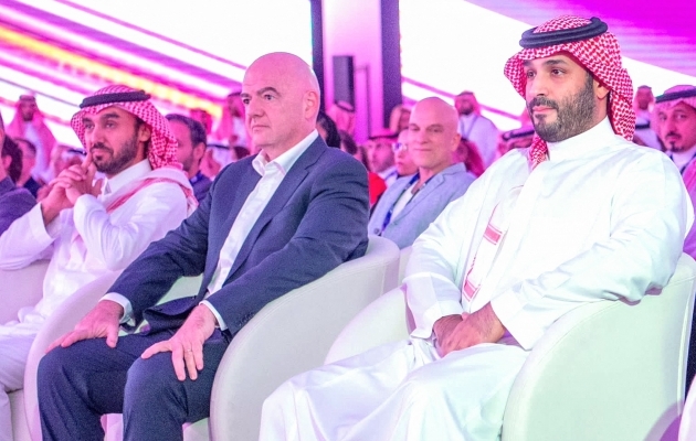 Saudi Araabia kroonprints Mohammed bin Salman (paremal) ja FIFA president Gianni Infantino (keskel). Foto: Scanpix / AFP Photo / HO / Saudi press Agency