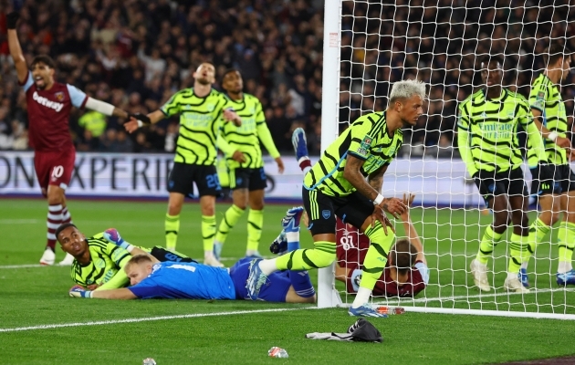 Hein vaatas pingilt, kuidas Arsenal lagunes ja liigakarikast välja langes  (Man United kaotas kodus jälle 0:3) 
