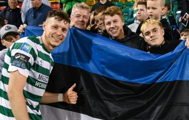 Markus Poom eestlastest fännidega. Foto: Shamrock Rovers Instagram