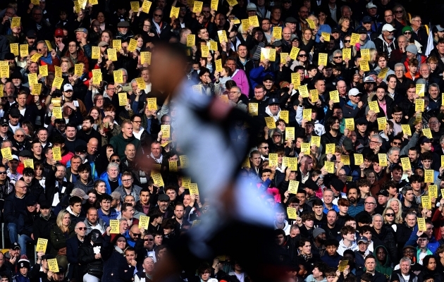 Fulhami fännid kardavad, et ei jõua varsti enam oma lemmikute vaatamise eest maksta. Foto: Scanpix / AFP / Adrian Dennis