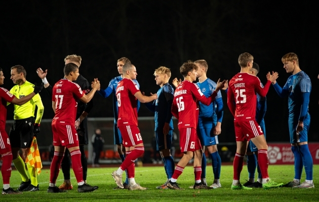 Väga võrdne duell: mõlemal üks pikali ja üks laiutab käsi