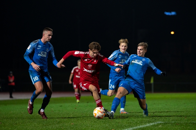 Devid Lehter (nr 18) avanes õigel hetkel. Foto: Liisi Troska / jalgpall.ee