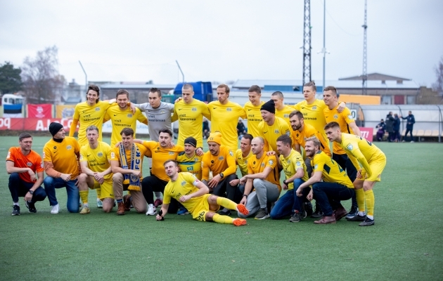 Maskotilasteks kehastunud Kuressaare legendid saatsid Sander Lahe teenitud puhkusele. Foto: Irina M&auml;gi