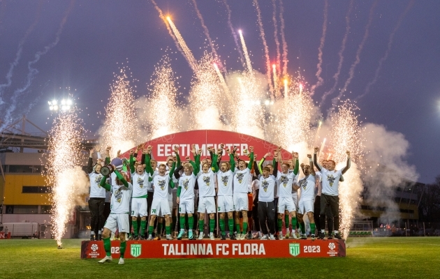 FC Flora meeskond Eesti meistritiitlit tähistamas. Foto: Katariina Peetson / jalgpall.ee