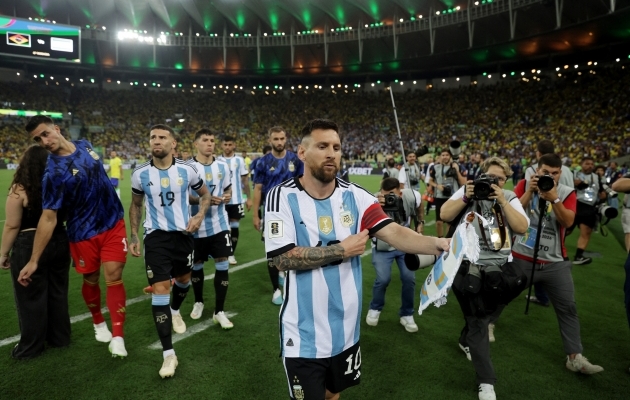 Lionel Messi viis Argentina hümnide järel tagasi riietusruumi, lootes, et see aitab fänne rahustada. Foto: Scanpix / Ricardo Moraes / Reuters