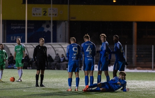 Kaader 34. minutist, mil Tammeka mehed seisid müüris. Taamal on näha Mihkel Ainsalut (parempoolne rohseärk), kes hetk hiljem keerutas palli paremasse ristnurka ja viis Levadia juhtima. Foto: Katariina Peetosn / Jalgpall.ee