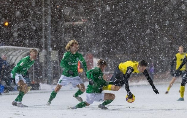 Milline on sobilik riietus talvel jalgpalli mängimiseks?