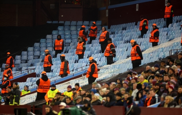Ei, need oranžid tüübid pole Legia fännid. Neid nimelt staadionile ei lastudki. Foto: Scanpix / Carl Recine / Reuters
