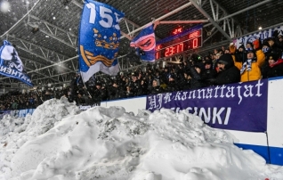 Konverentsiliiga mäng Helsingis peatati, sest fännid loopisid HJK väravavahti lumepallidega
