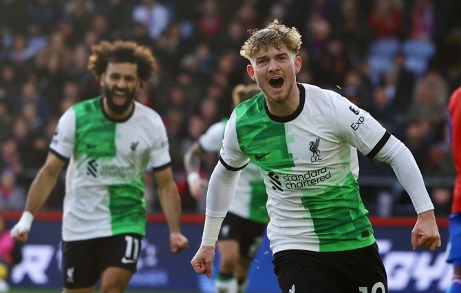 Liverpooli keskkaitsjad tegid penaltivigu, aga Salah ja Elliott pöörasid kaotusseisu võiduks