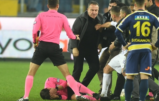 Ankaragücü president Faruk Koca ründas mängu järel kohtunikku. Foto: Scanpix / Abdurrahman Atankyali / Reuters