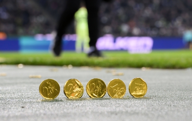 Šokolaadist euromündid katkestasid Bundesliga kohtumise