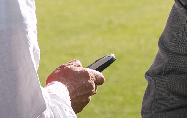 Säärekaitsmeteks võivad vabalt olla ka telefonid