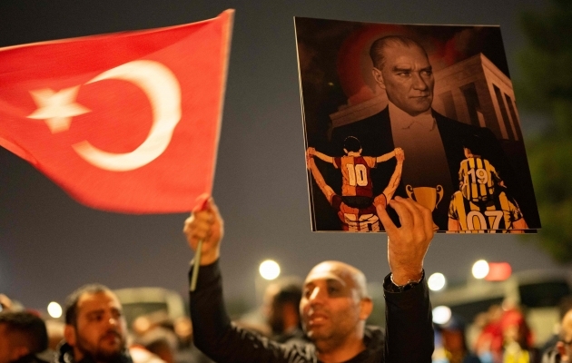 Türgi fänn hoiab käes Kemal Atatürki pilti. Saudidele see ei sobinud. Foto: Scanpix / AFP / Yasin Akgul