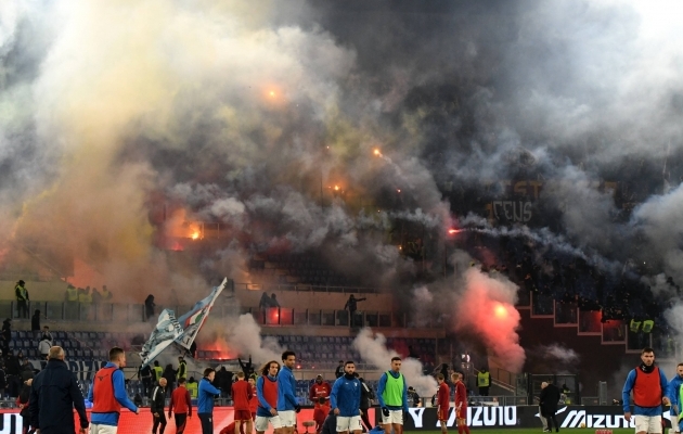 Pürosõda ja lendavad pudelid: Lazio tulist derbitriumfi varjutasid fännide sigadused  (Atalanta kukutas Milani) 