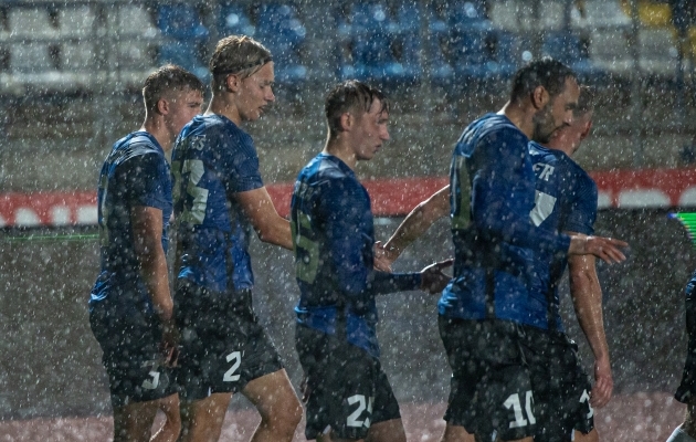 Noored ja vanad Sinisärgid tunnistasid vihmases Paphoses rootslaste nappi paremust. Foto: Liisi Troska / jalgpall.ee