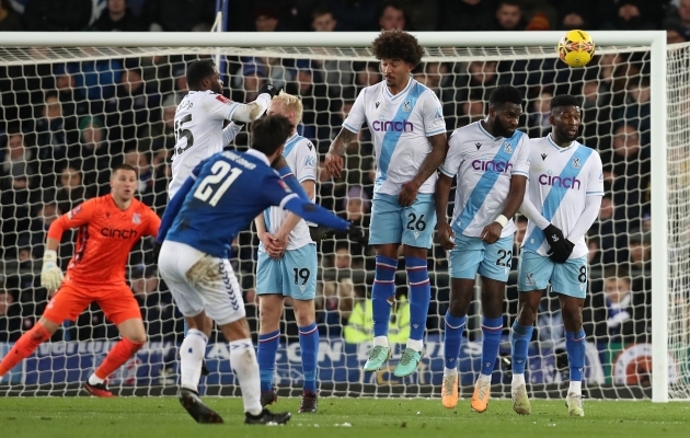 Kadunud poja kaunis keerutus tõi Evertonile edasipääsu, Nottingham pääses ehmatusega
