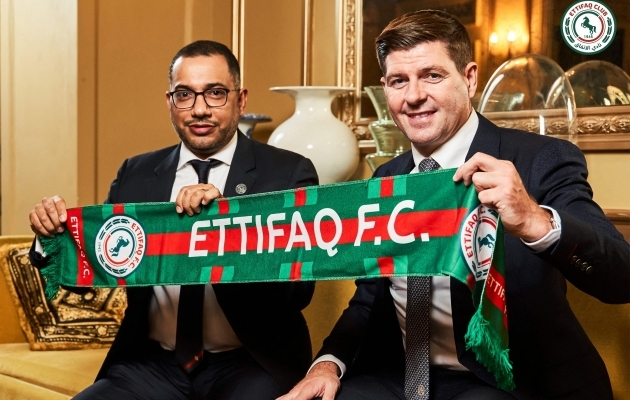 Steven Gerrard (paremal) koos Al Ettifaqi president Khaled Al Debeliga. Foto: Scanpix / AFP Photo / HO / Al Ettifaq Football Club