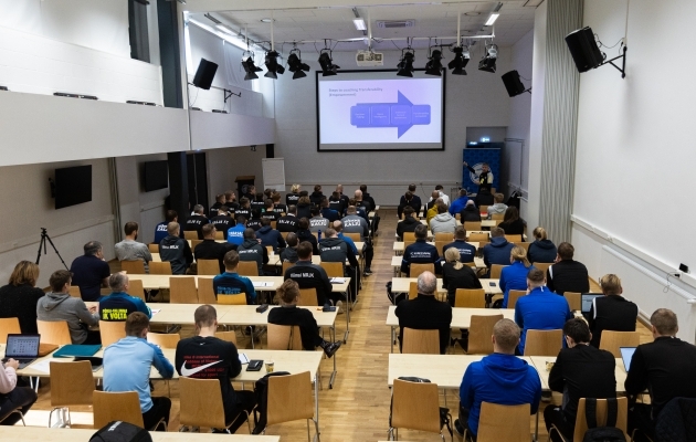 Eesti jalgpalliklubide esindajad kuulamas Alan Nixoni loengut. Foto: Katariina Peetson / jalgpall.ee