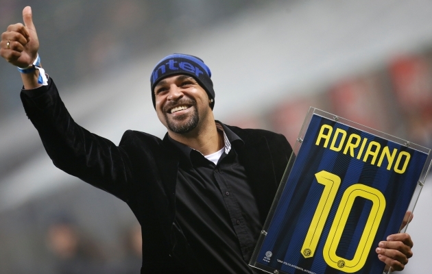 Adriano külastamas 2016. aastal Milano Interi kodustaadionit ning tänamas klubi fänne. Foto: Scanpix / Alessandro Garofalo / Reuters