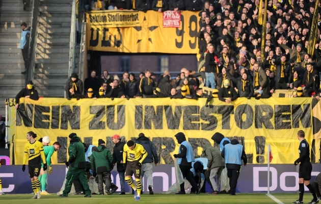 Dortmundi fännid investorite vastu. Foto: Scanpix / EPA / FRIEDEMANN VOGEL