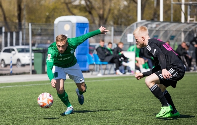 Premium liiga jalkapiltide &uuml;heks suurimaks rikkujaks on t&otilde;usnud tagaplaanil olev sinine kabiinike. Foto: Katariina Peetson / jalgpall.ee