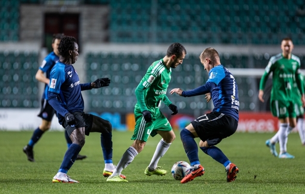 Zakaria Beglarišili tunneb end kaitsjate vahel mugavalt. Pildil vastaseid etendavad sinistes särkides Transi mehed saavad tänavu olema ta meeskonnakaaslased. Foto: Jana Pipar