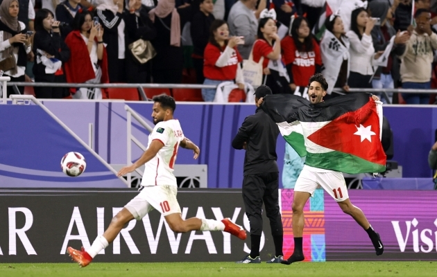 Väravalööjad Mousa Tamari (vasakul) ja Yazan Al Naimat Jordaania finaalipääsu tähistamas. Foto: Scanpix / Thaier Al-Sudani / Reuters