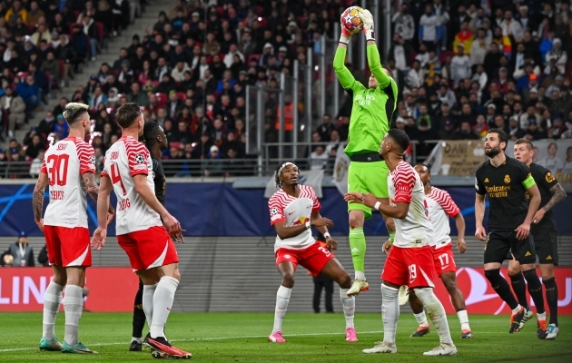 Lisaks sellele, et Lunin hiilgas t&otilde;rjetega, p&uuml;&uuml;dis ta pidevalt Leipzigi tsenderdusi. Foto: Scanpix / Piotr Homel / Newspix via ZUMA Press