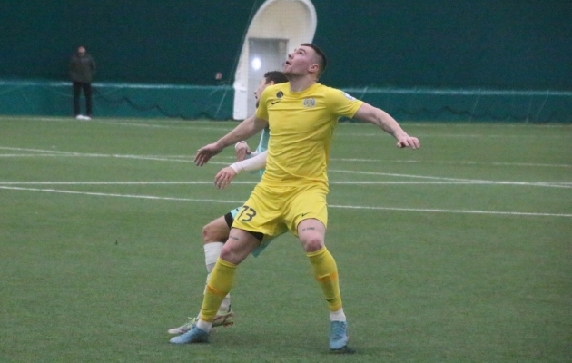 Gleb Pevtsov õhuvõitluses. Foto: FC Kuressaare / Alver Kivi