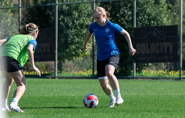 Jaanika Volkov palliga Eesti naiste koondise treeningul. Foto: Liisi Troska / jalgpall.ee