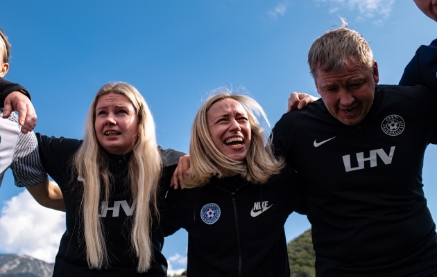 Eesti naiste koondise treenerid Sirje Kapper (vasakul), Anastassia Morkovkina ja Martin Kaalma enne mängu. Foto: Liisi Troska / jalgpall.ee