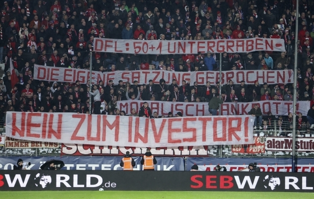 "Ei investoritele!" teatasid Müncheni Bayerni fännid. Lõpuks pääseski jalgpallisõprade soov maksvusele. Foto: Scanpix / Christopher Neundorf / EPA