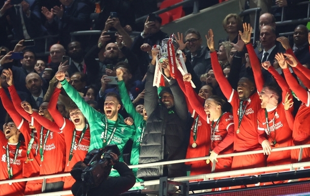 Liverpool võitis 2024. aasta Inglismaa liigakarika. Trofee tõstsid koos pea kohale peatreener Jürgen Klopp ja tema vasakul käel olnud kapten Virgil van Dijk. Foto: Carl Recine / Reuters