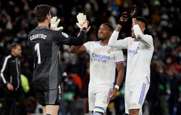 Thibaut Courtois (vasakul) ja Eder Militao (paremal) naasevad ilmselt kevadel väljakule, kuid David Alaba (keskel) mitte. Foto: Scanpix / Ballesteros / EPA