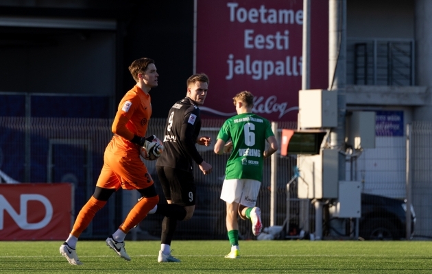 Evert Grünvaldil oli Kalevi ründajate peatamisega omajagu tööd. Foto: Katariina Peetson / jalgpall.ee