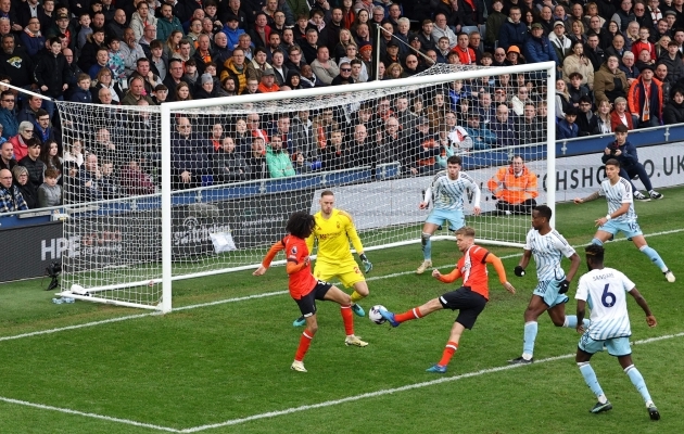 Luton Town lõi üleeile Nottingham Foresti vastu 89. minutil 1:1 viigivärava. Nüüd langetasid miinuspunktid Foresti tabelis Lutoni seljataha. Foto: Scanpix / Adrian Dennis / AFP