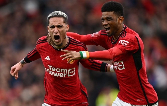  Football, bloody hell!  Man United murdis Liverpooli lisaaja lõpuminutil, väravalööja saadeti tähistamise eest minema