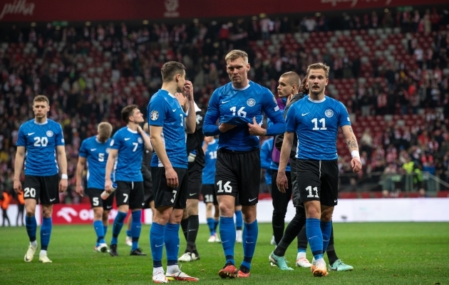 Eesti meeskond pärast Poolalt saadud 1:5 kaotust. Foto: Liisi Troska / jalgpall.ee