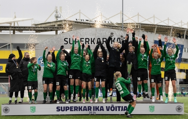 Flora naiskond sai pärast 5:0 võitu superkarikat tõsta. Foto: Katariina Peetson / jalgpall.ee