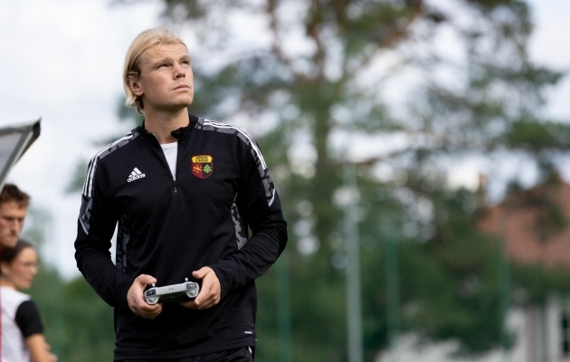 Jalgpallitreener Kristjan Tamme drooni lennutamas. Foto: Katariina Peetson / jalgpall.ee