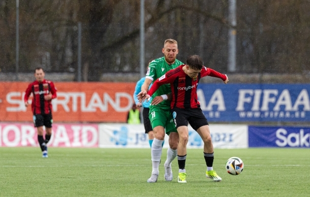 Mihkel Ainsalu (rohelises) mängus Nõmme Unitedi vastu. Foto: Katariina Peetson / jalgpall.ee