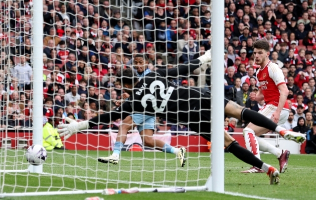 Arsenali väravavaht David Raya korjas võrgust kaks palli. Foto: Scanpix / David Klein / Reuters