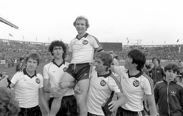 Väravakütt Bernd Hölzenbein 1981. aastal Eintrachti särgis kamraadide õlul. Foto: Scanpix / Roland Witschel / dpa