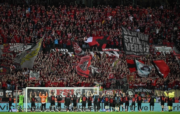 Löömatu Leverkusen tähistamas koos fännidega. Foto: Scanpix / INA FASSBENDER / AFP