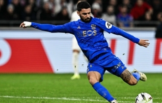 Nice omandas Aston Villalt Prantsusmaa poolkaitsja mängijaõigused