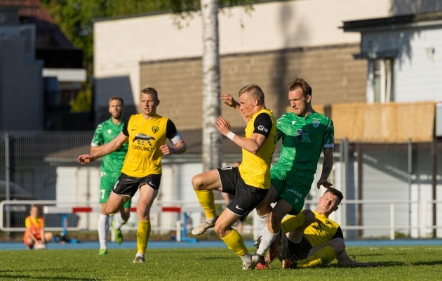 Magnus Villota (vasakul) jälgib, kuidas Mark Oliver Roosnupp lööb lõppseisuks 2:0. Foto: Katariina Peetson / jalgpall.ee