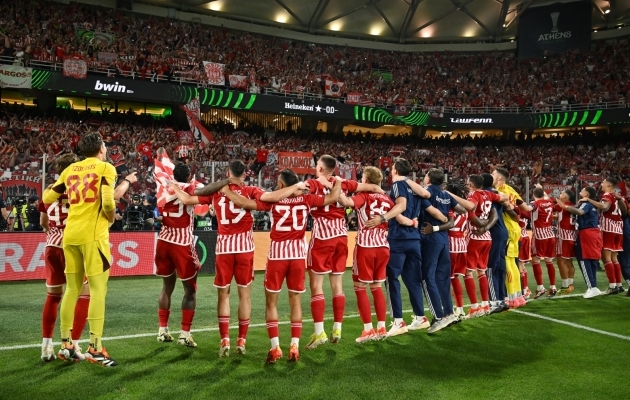 Piraeuse Olympiacos tähistab fännidega klubi ajaloo esimest eurokarikat. Foto: Sebastian Widmann - UEFA / UEFA via Getty Images