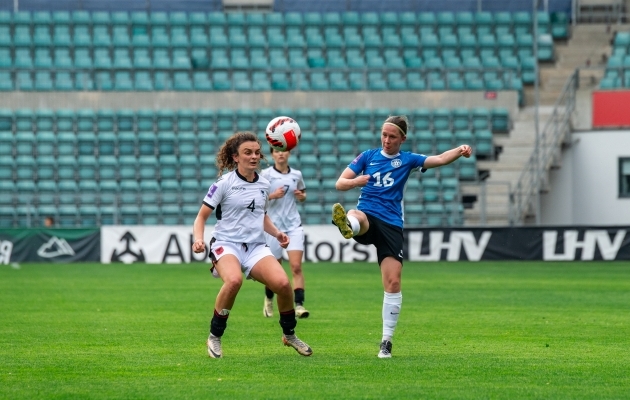 Kelly Rosen (paremal) sooritas kümne minuti jooksul kolm pealelööki. Foto: Liisi Troska / jalgpall.ee