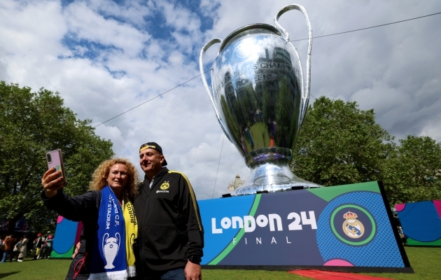 Meistrite liiga karika mulaaž on populaarne turismiobjekt. Foto: Tom Dulat - UEFA / UEFA via Getty Images